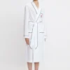 Bata de pijama con ribetes en blanco