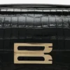 Bolso Dorian en piel negra con relieve