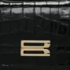 Bolso Dorian pequeño en piel negra repujada Bolso Dorian pequeño en piel negra repujada