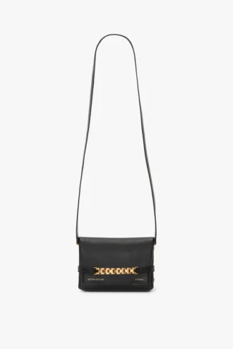 Bolso tipo bolsa con cadena mini en cuero negro
