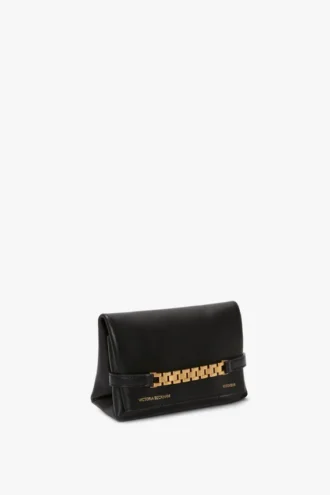 Bolso tipo bolsa con cadena mini en cuero negro