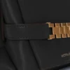 Bolso tipo riñonera con cadena en piel negra Bolso tipo riñonera con cadena en piel negra
