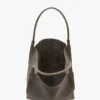 Bolso tote The Victoria grande en gamuza gris guijarro Bolso tote The Victoria grande en gamuza gris guijarro