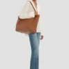 Bolso tote The Victoria grande en piel color canela Bolso tote The Victoria grande en piel color canela