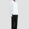 Camisa con pinzas en blanco