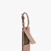 Etiqueta de equipaje en piel con relieve de cocodrilo en rosa palo Etiqueta de equipaje en piel con relieve de cocodrilo en rosa palo