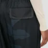 Pantalón cargo con estampado floral en azul marino oscuro Pantalón cargo con estampado floral en azul marino oscuro