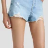 Pantalones cortos desgastados en azul claro