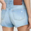 Pantalones cortos desgastados en azul claro