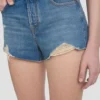 Pantalones cortos desgastados en lavado azul medio Pantalones cortos desgastados en lavado azul medio