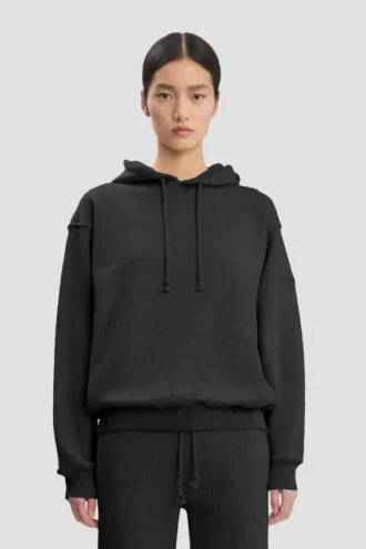Sudadera con capucha y logotipo bordado en negro Sudadera con capucha y logotipo bordado en negro