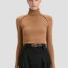 Suéter de cuello alto en color camel oscuro