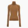 Suéter de cuello alto en color camel oscuro
