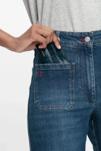 Tarjetero tipo sobre en piel azul medianoche con relieve de cocodrilo