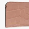 Tarjetero tipo sobre en piel con relieve de cocodrilo en rosa palo Tarjetero tipo sobre en piel con relieve de cocodrilo en rosa palo