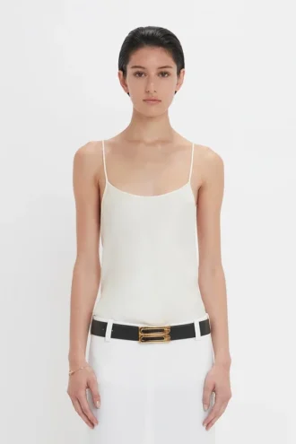 Top tipo camisola en color marfil