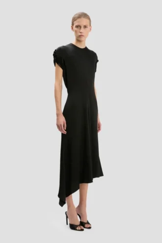 Vestido con hombros retorcidos en negro