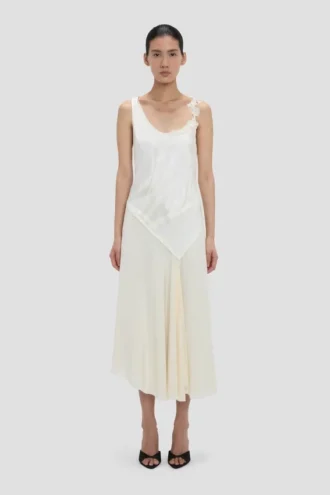Vestido de encaje en marfil