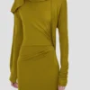 Vestido drapeado de cuello cerrado en color musgo Vestido drapeado de cuello cerrado en color musgo