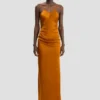 Vestido largo drapeado con tirantes en color bronce
