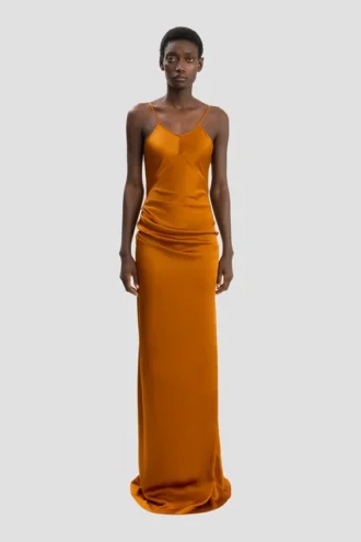 Vestido largo drapeado con tirantes en color bronce