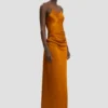 Vestido largo drapeado con tirantes en color bronce