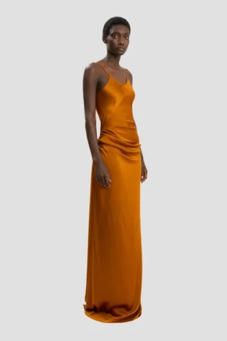 Vestido largo drapeado con tirantes en color bronce