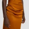 Vestido largo drapeado con tirantes en color bronce