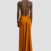 Vestido largo drapeado con tirantes en color bronce