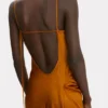 Vestido largo drapeado con tirantes en color bronce