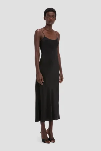Vestido midi tipo camisola en negro